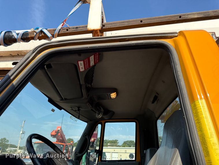 image for item EN8251 2007 International 4300 digger derrick truck