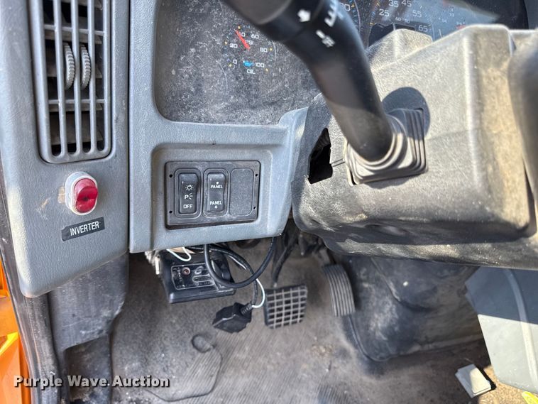 image for item EN8251 2007 International 4300 digger derrick truck