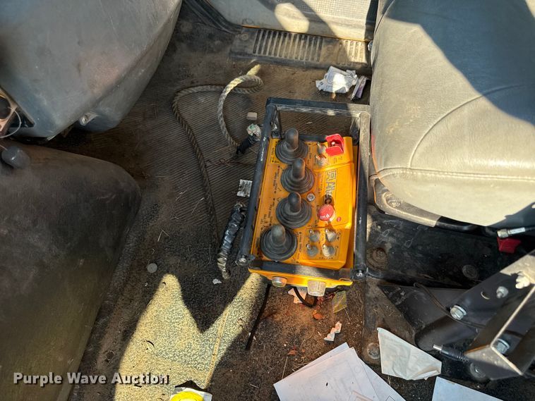 image for item EN8251 2007 International 4300 digger derrick truck