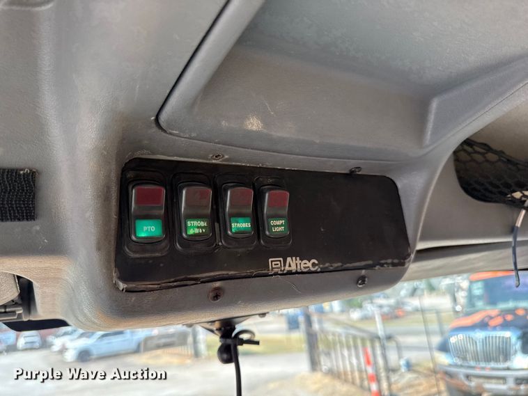 image for item EN8251 2007 International 4300 digger derrick truck