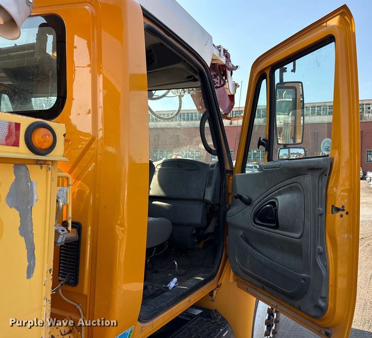 image for item EN8251 2007 International 4300 digger derrick truck