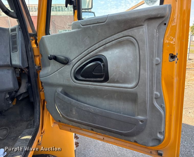 image for item EN8251 2007 International 4300 digger derrick truck