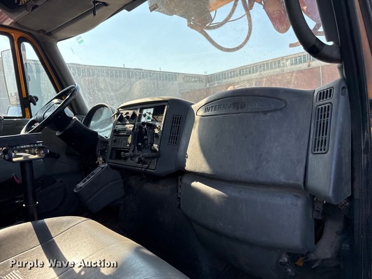 image for item EN8251 2007 International 4300 digger derrick truck