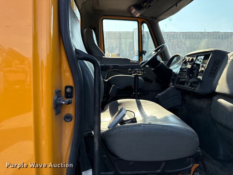 image for item EN8251 2007 International 4300 digger derrick truck