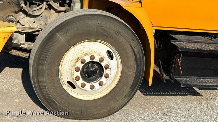 image for item EN8251 2007 International 4300 digger derrick truck