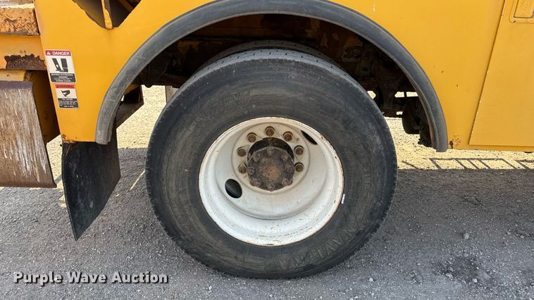 image for item EN8251 2007 International 4300 digger derrick truck