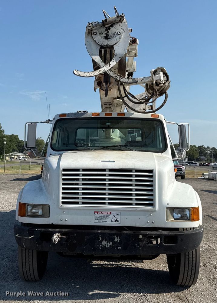 image for item EN8252 2001 International 4700 digger derrick truck