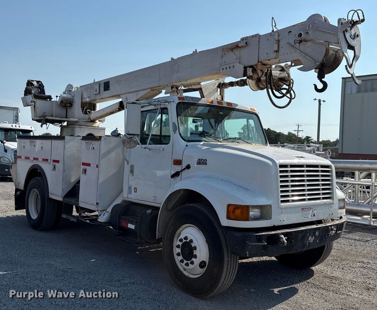 image for item EN8252 2001 International 4700 digger derrick truck