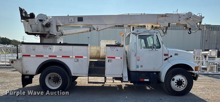image for item EN8252 2001 International 4700 digger derrick truck