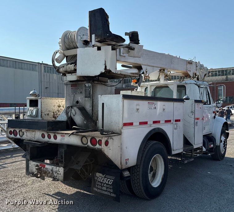image for item EN8252 2001 International 4700 digger derrick truck