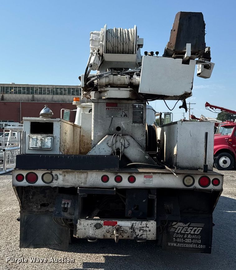 image for item EN8252 2001 International 4700 digger derrick truck