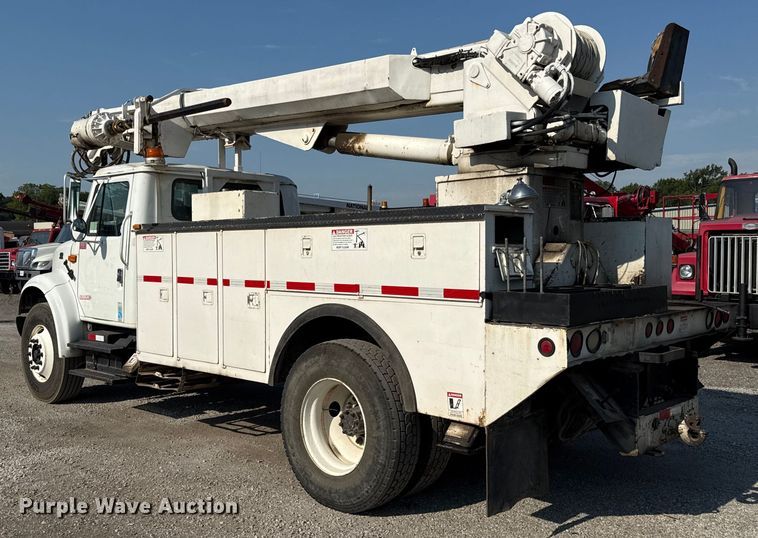 image for item EN8252 2001 International 4700 digger derrick truck