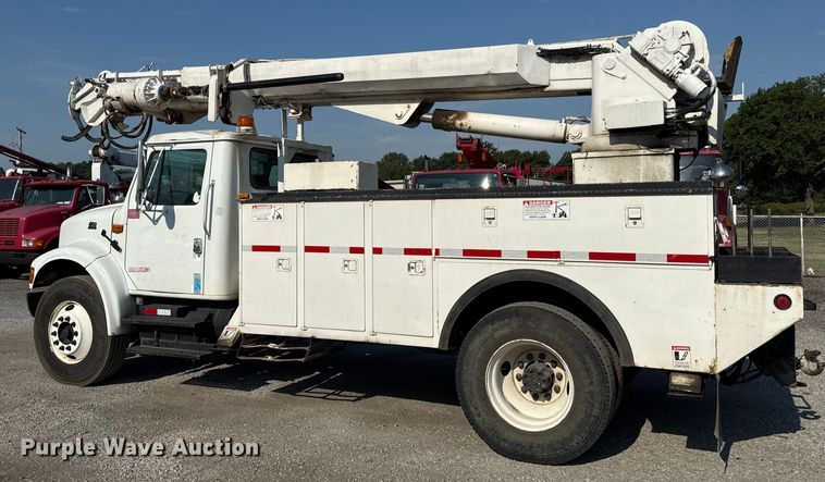 image for item EN8252 2001 International 4700 digger derrick truck