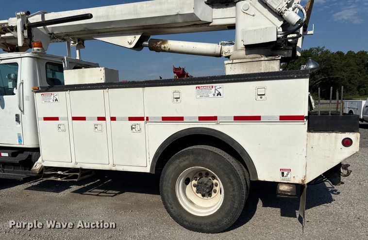 image for item EN8252 2001 International 4700 digger derrick truck