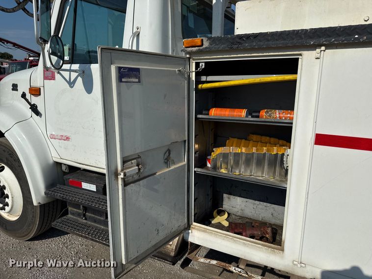 image for item EN8252 2001 International 4700 digger derrick truck