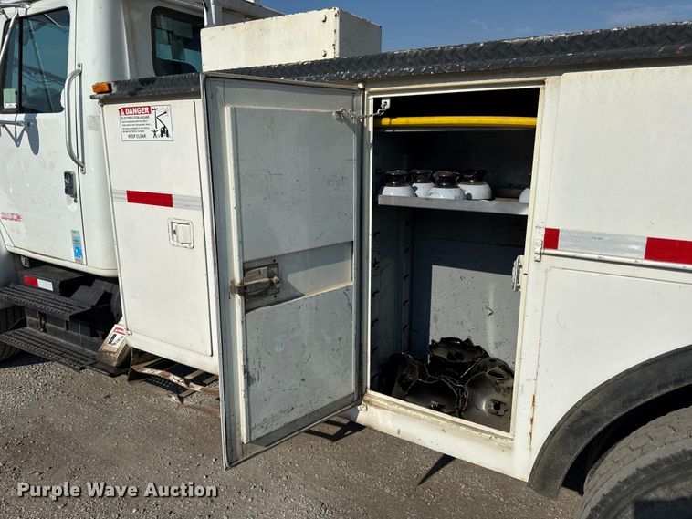 image for item EN8252 2001 International 4700 digger derrick truck