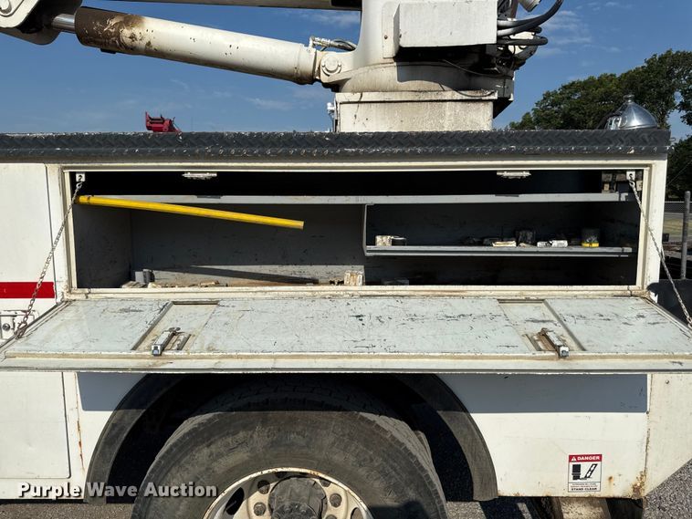 image for item EN8252 2001 International 4700 digger derrick truck