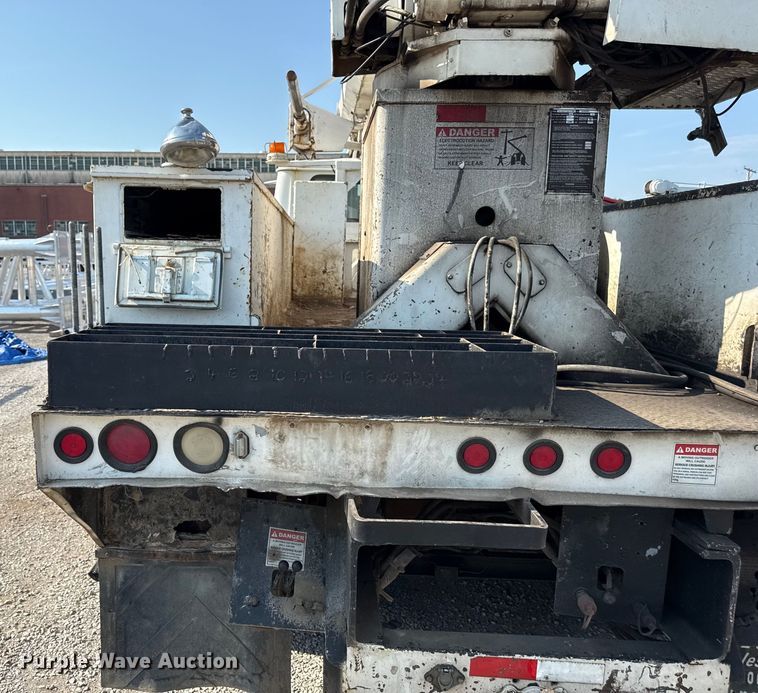 image for item EN8252 2001 International 4700 digger derrick truck