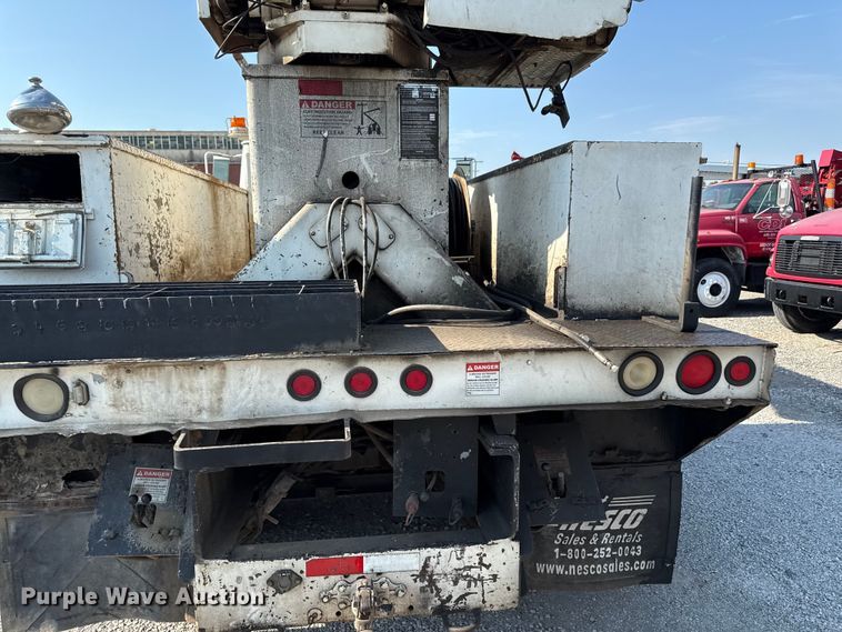 image for item EN8252 2001 International 4700 digger derrick truck