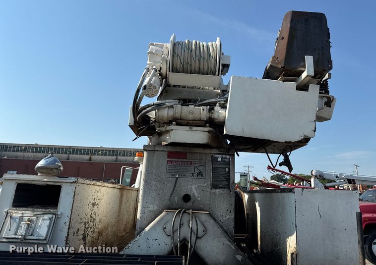 image for item EN8252 2001 International 4700 digger derrick truck