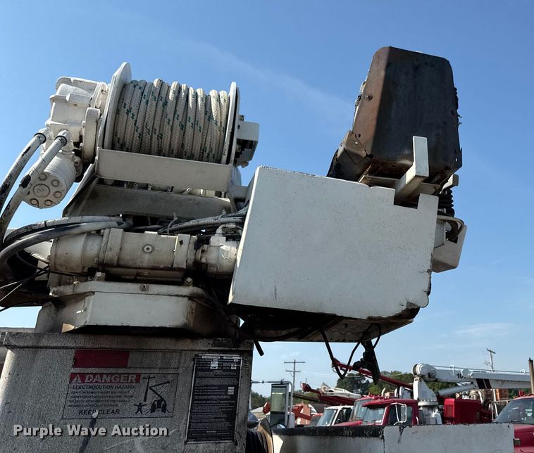 image for item EN8252 2001 International 4700 digger derrick truck