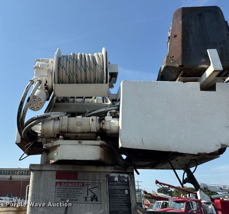 image for item EN8252 2001 International 4700 digger derrick truck