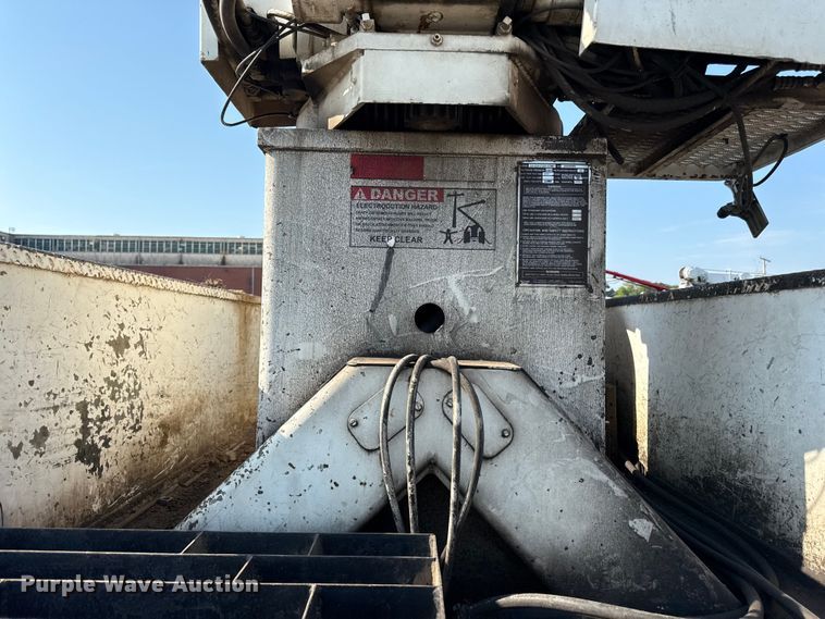 image for item EN8252 2001 International 4700 digger derrick truck