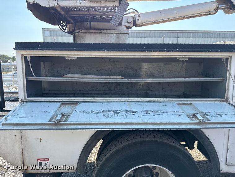 image for item EN8252 2001 International 4700 digger derrick truck