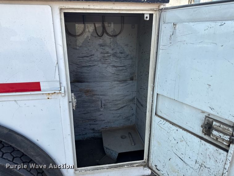 image for item EN8252 2001 International 4700 digger derrick truck