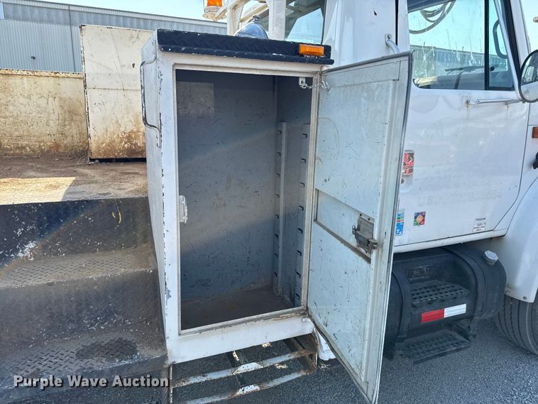 image for item EN8252 2001 International 4700 digger derrick truck