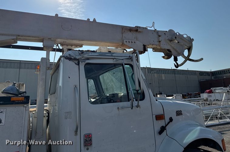 image for item EN8252 2001 International 4700 digger derrick truck