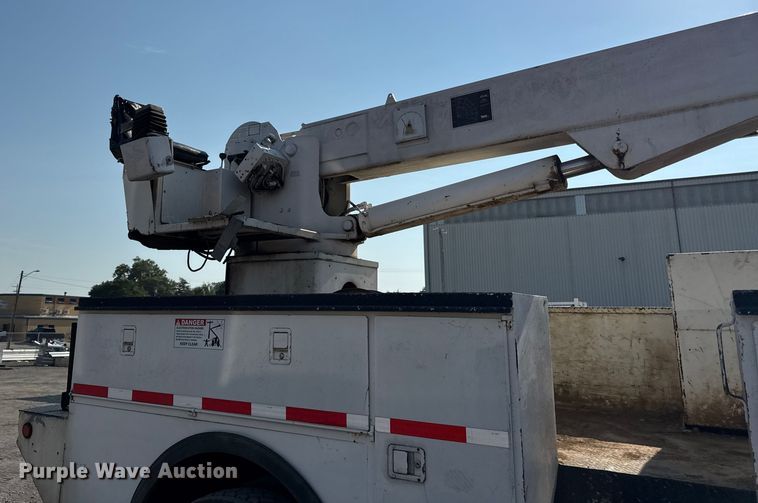 image for item EN8252 2001 International 4700 digger derrick truck