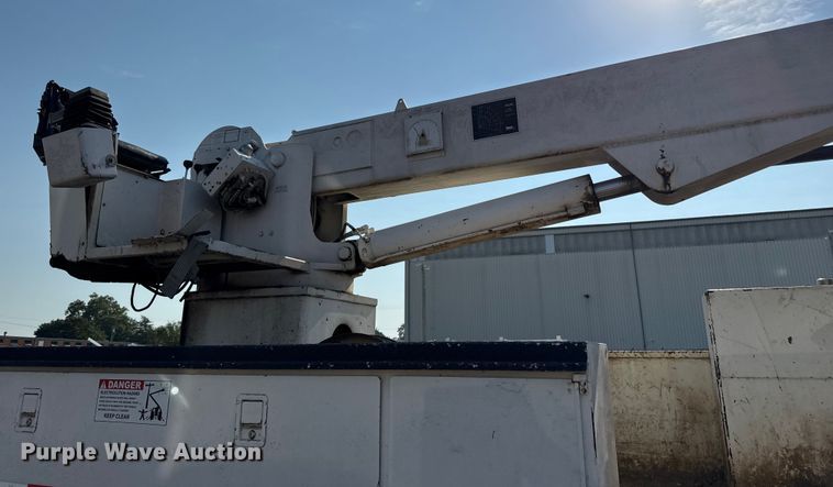 image for item EN8252 2001 International 4700 digger derrick truck