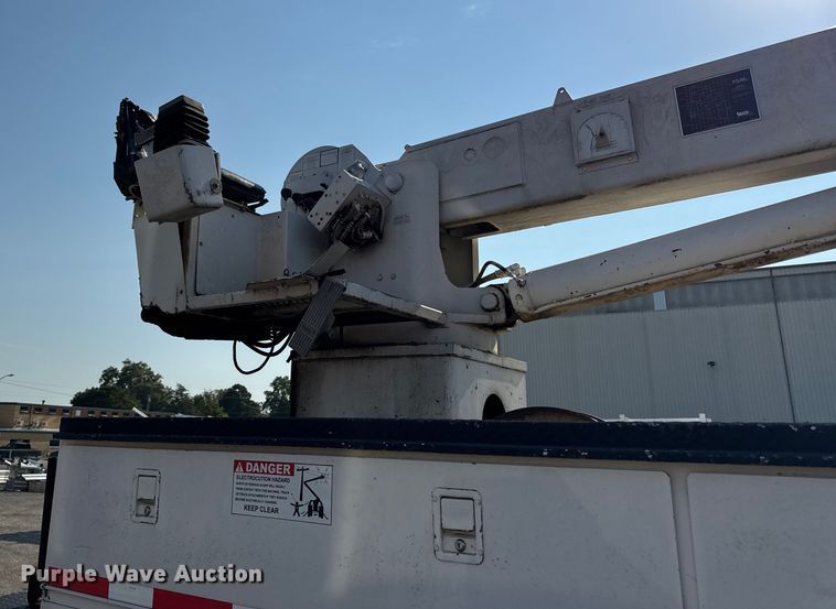 image for item EN8252 2001 International 4700 digger derrick truck