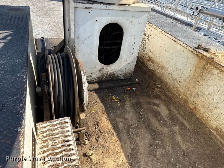 image for item EN8252 2001 International 4700 digger derrick truck