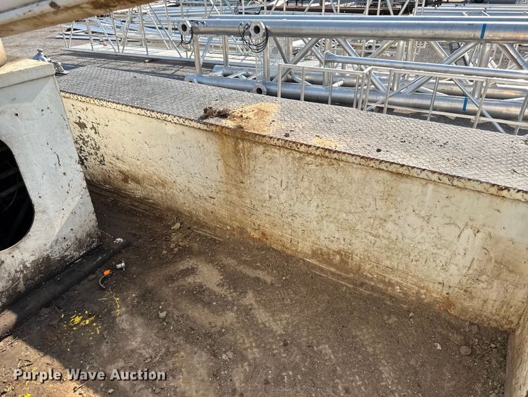 image for item EN8252 2001 International 4700 digger derrick truck