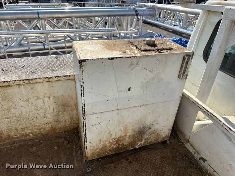 image for item EN8252 2001 International 4700 digger derrick truck