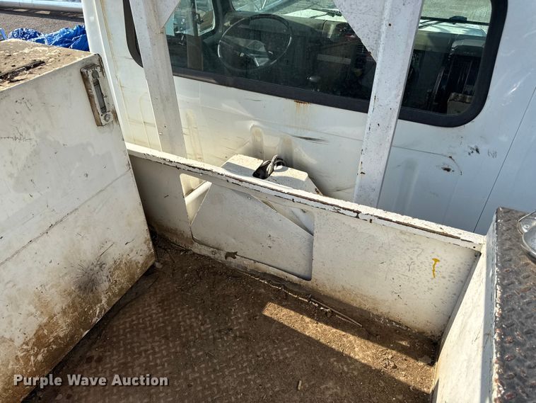 image for item EN8252 2001 International 4700 digger derrick truck