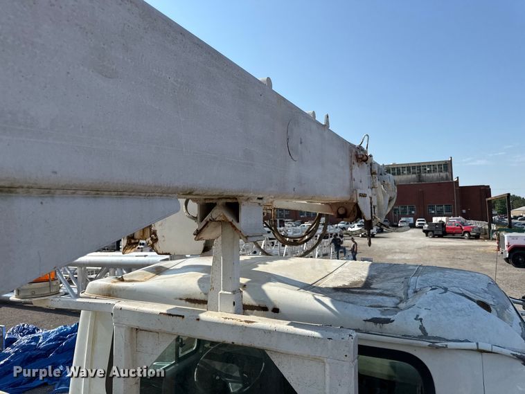 image for item EN8252 2001 International 4700 digger derrick truck