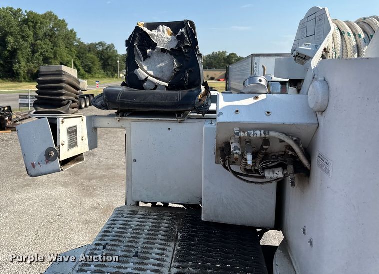 image for item EN8252 2001 International 4700 digger derrick truck