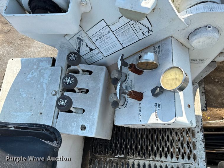 image for item EN8252 2001 International 4700 digger derrick truck