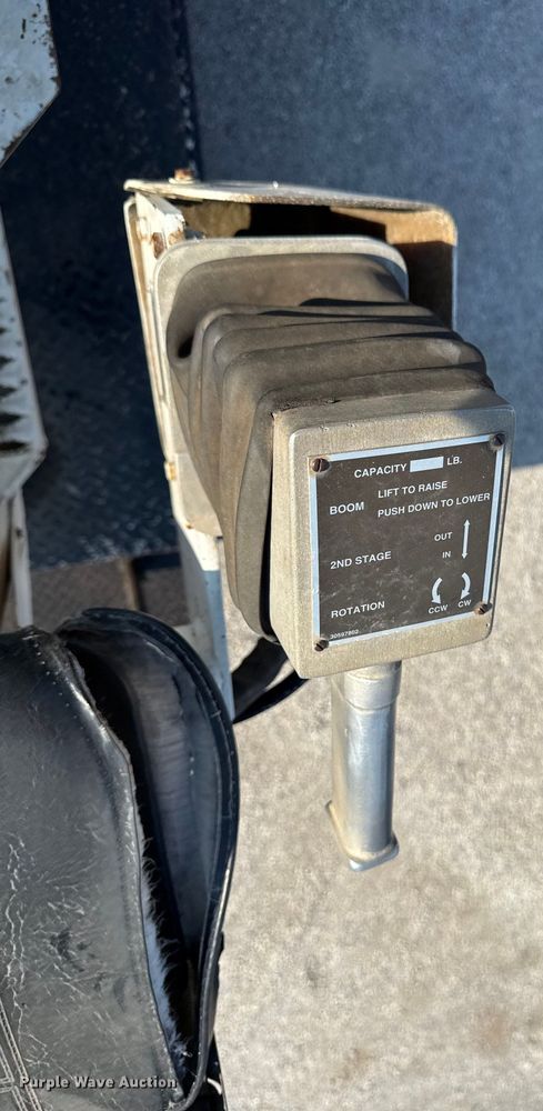 image for item EN8252 2001 International 4700 digger derrick truck