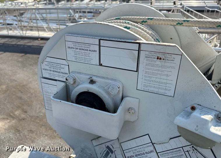 image for item EN8252 2001 International 4700 digger derrick truck