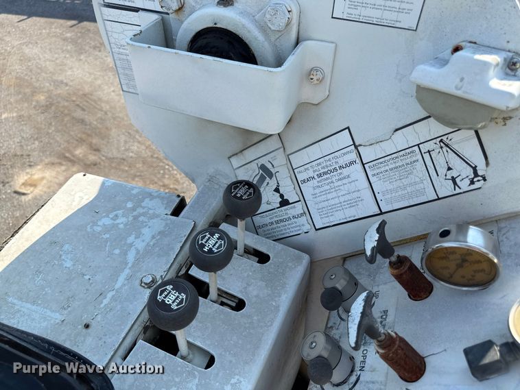 image for item EN8252 2001 International 4700 digger derrick truck