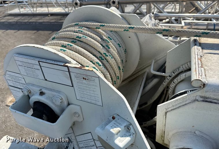 image for item EN8252 2001 International 4700 digger derrick truck