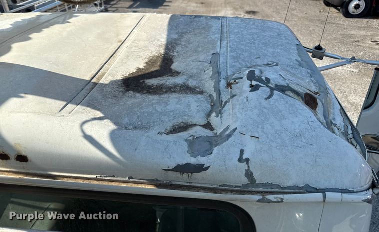 image for item EN8252 2001 International 4700 digger derrick truck