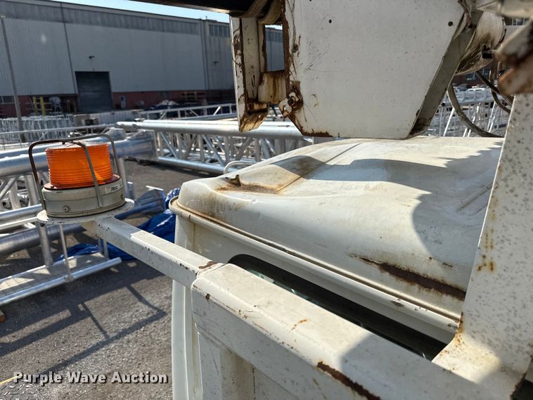 image for item EN8252 2001 International 4700 digger derrick truck