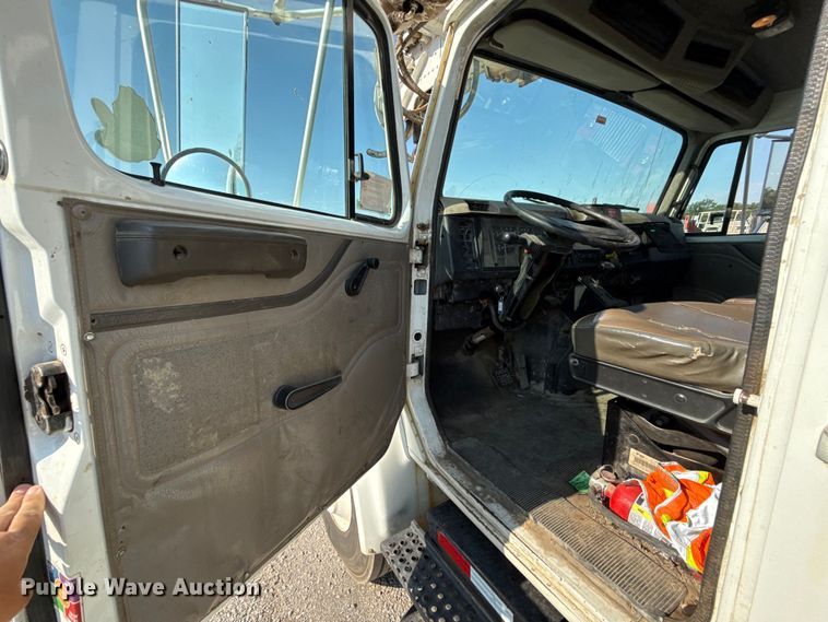 image for item EN8252 2001 International 4700 digger derrick truck