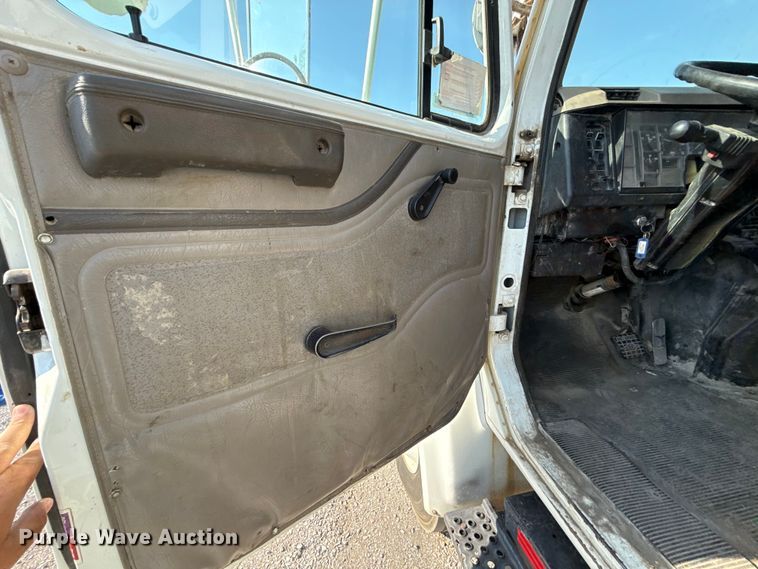 image for item EN8252 2001 International 4700 digger derrick truck