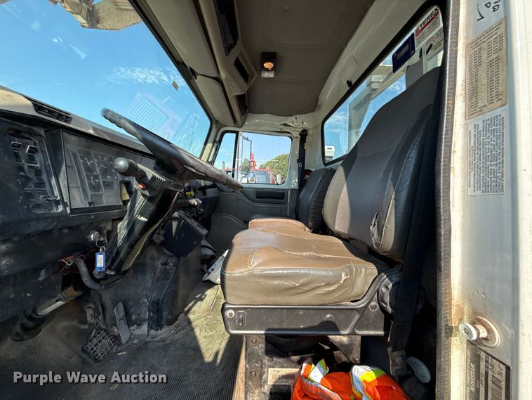 image for item EN8252 2001 International 4700 digger derrick truck